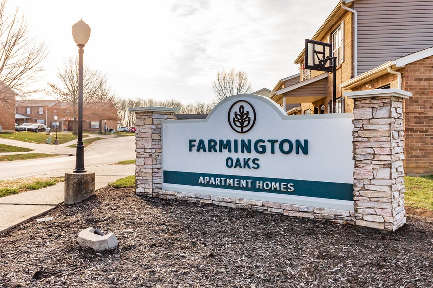 Oaks Signage - Beautiful Townhouses and Apartments at Farmington Oaks in Crittenden KY