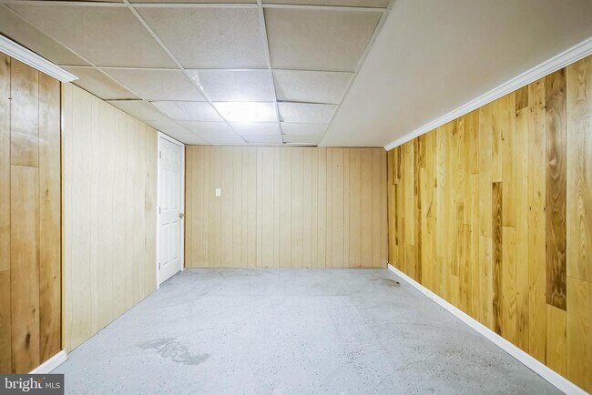 Building Photo - 323 RUSSELCROFT Rd