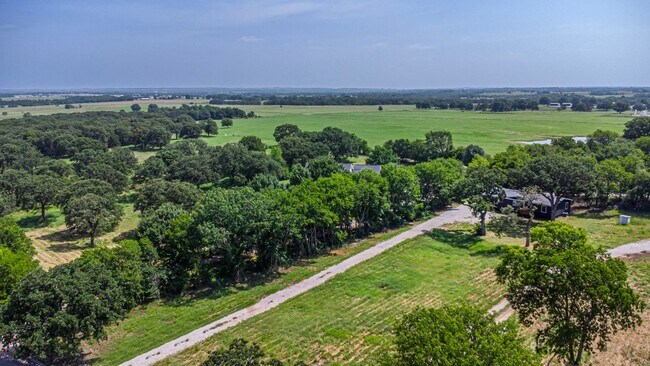 Building Photo - 4 Bedroom 2 Bath