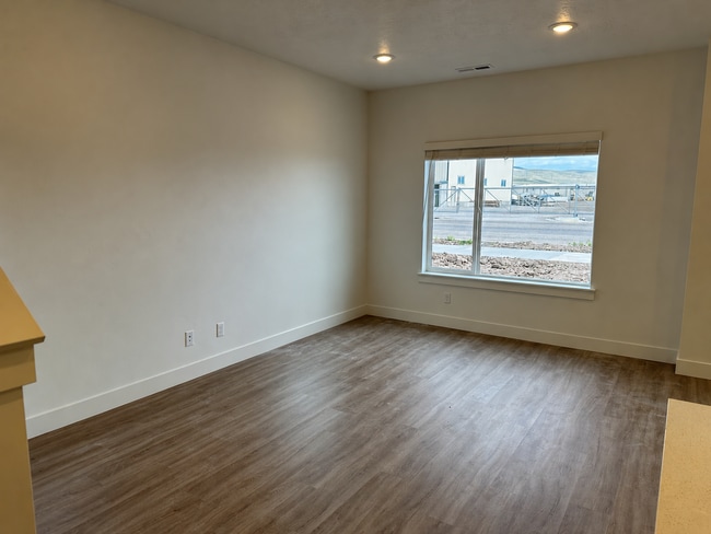 Building Photo - 953 N 900 W