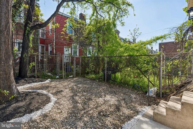 Building Photo - 5536 Pine St