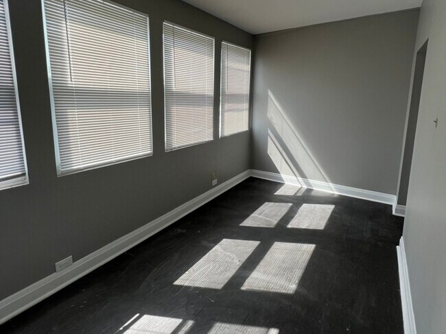 Building Photo - 7412 S South Shore Dr
