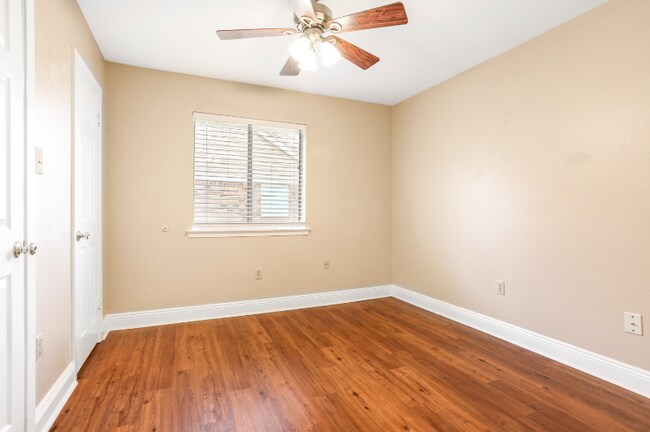 Building Photo - 404 W Lake Catahoula Ct