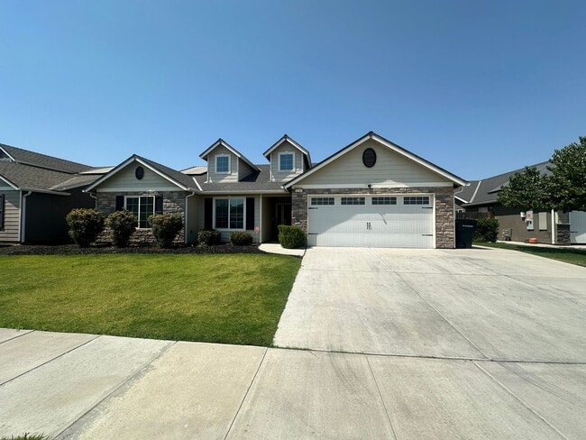 Primary Photo - 4 bedroom 2 bath home in quiet Hanford nei...