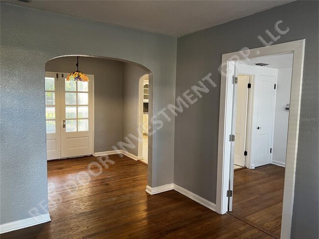 Building Photo - 712 Floral Dr