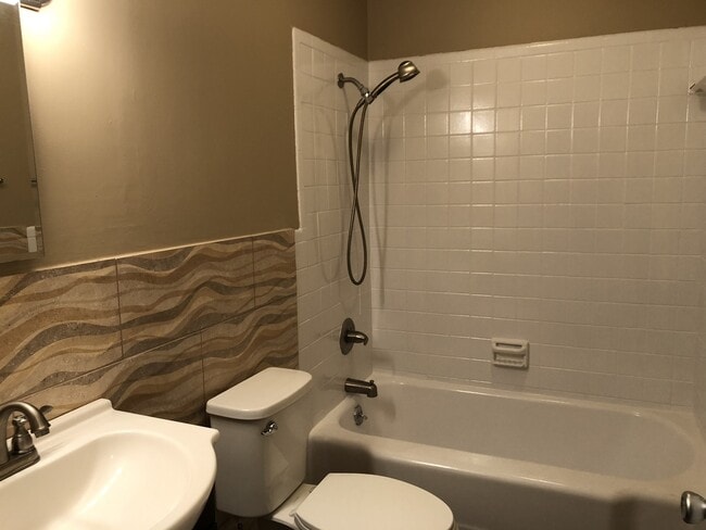 Building Photo - Convenient South Location!  3 Bedrooms / 2 Bathrooms