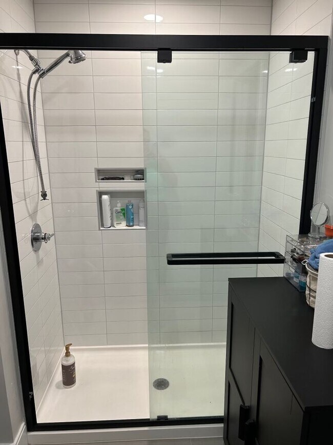 Building Photo - Luxury Condo Style 2 Bed plus, 2 Bath Apartment!