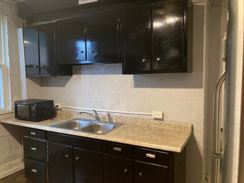 Lots of counter/cabinet space - 406 Grace St