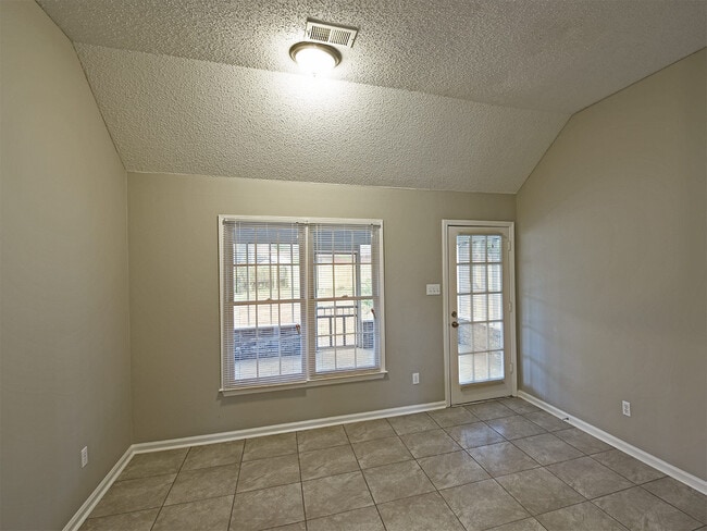 Building Photo - 3 Bedroom, 2.5 Bathrooms Near S Germantown and E Shelby Dr