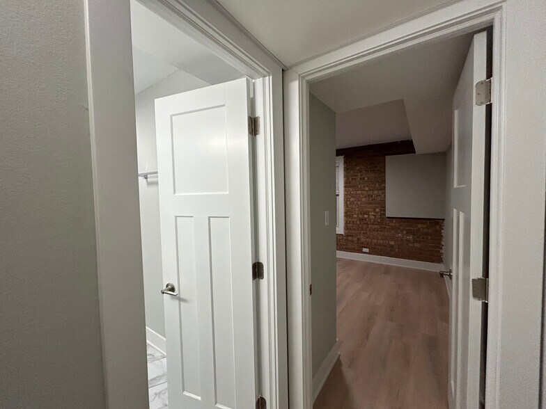 Building Photo - 1254 N La Salle Dr