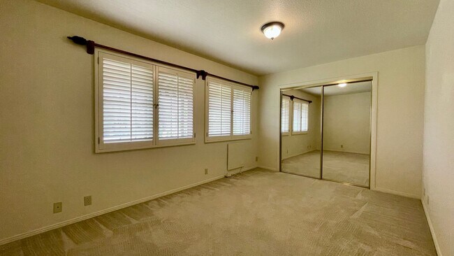 Building Photo - Stoneridge Garden Home with Air Conditioning *Available August 2026
