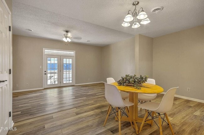 Building Photo - 2 Bedroom 1.5 Bath Townhome for Rent