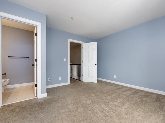 Building Photo - 4936 S Hill View Dr