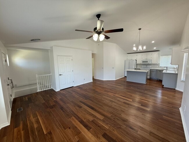 Building Photo - Beautiful 5 bedroom home!