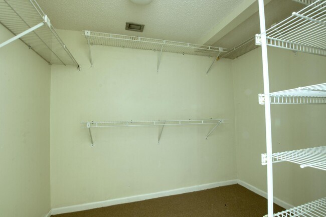 Building Photo - 4657 Fountains Dr S