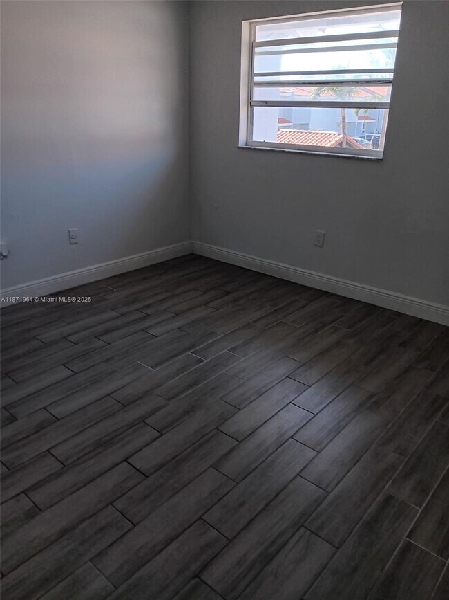 Building Photo - 550 SW 115th Ave