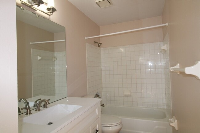 Building Photo - 1043 Oakwood Farms Ln