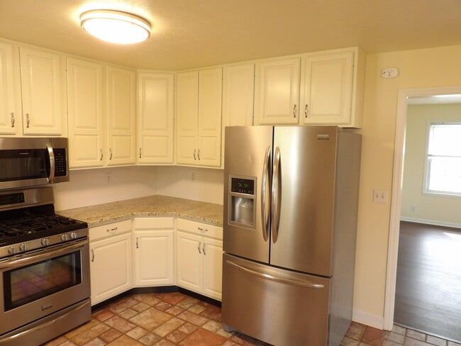 Building Photo - 102 Cedar Dr