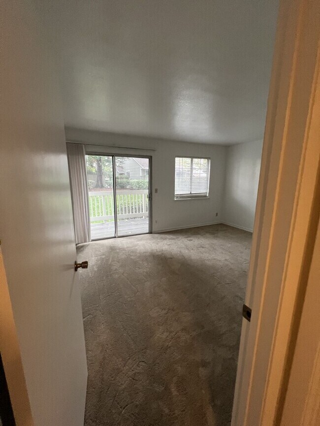 Building Photo - 235 Live Oak Cir