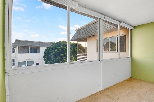 Building Photo - 2880 Lake Osborne Dr