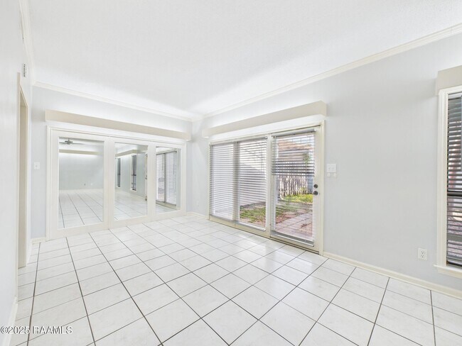 Building Photo - 19 Courtyard Cir