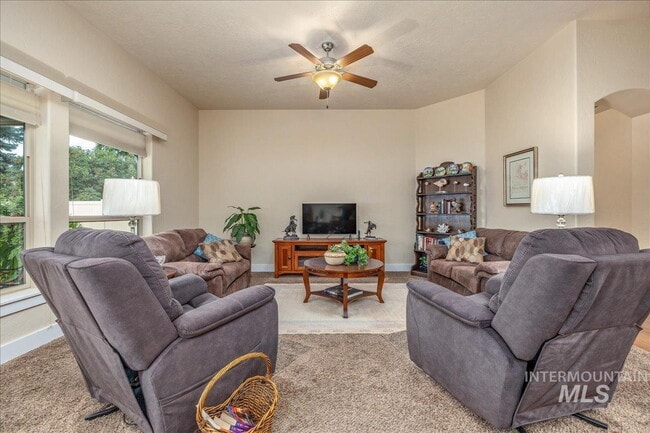 Building Photo - "Charming 3-Bedroom Home with 2 Full Baths in Boise's Sought-After West Dover Heights!"