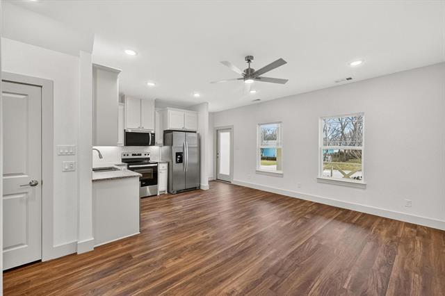 Building Photo - 502 E Kimball St