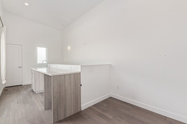 Building Photo - Beautiful Sloans lake Two Bed / Two and a ...