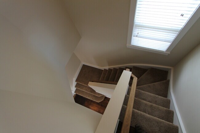 Building Photo - Large 3 bedroom 2.5 bath remodeled home! L...