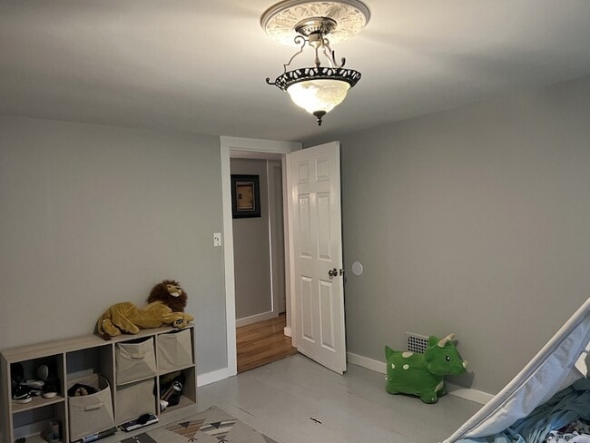 Building Photo - 566 W Main St