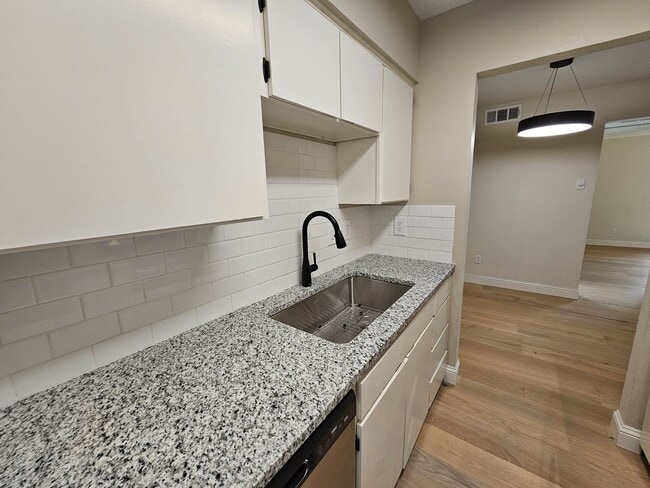 Building Photo - Ready for immediate move in!