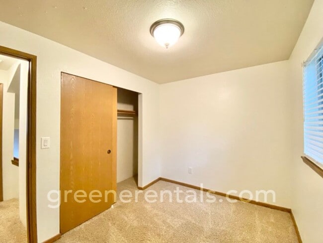 Building Photo - Quaint 2BR 1.5BA Condo in the Vineyards