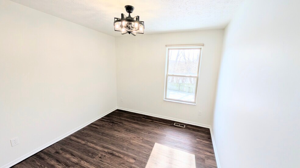 Room 1 - 4381 Alderson Ct