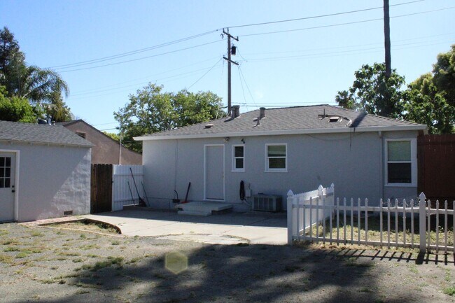 Building Photo - **COMING SOON** Adorable 2 Bedroom, 1 Bath...