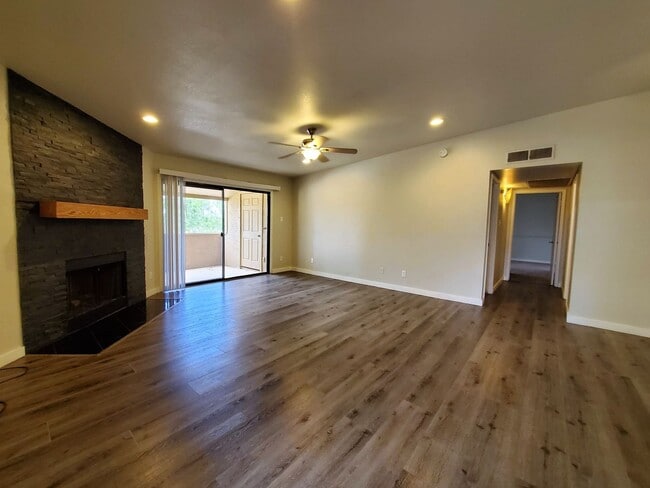 Building Photo - COMING SOON**MOVE IN SPECIAL***HALF OFF FIRST MONTHS RENT. UPSTAIRS 2 BEDROOM CONDO OVERLOOKING G...