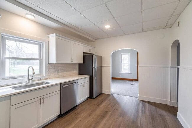 Building Photo - Southside 3BR house w/ garage and quartz countertops!