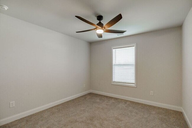 Building Photo - 80 Creek Haven Dr
