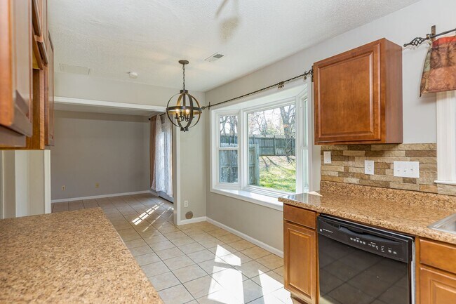 Building Photo - Immaculate updated 2 story 3 bedroom 2.5 bathroom house in the Briarwood area Greensboro