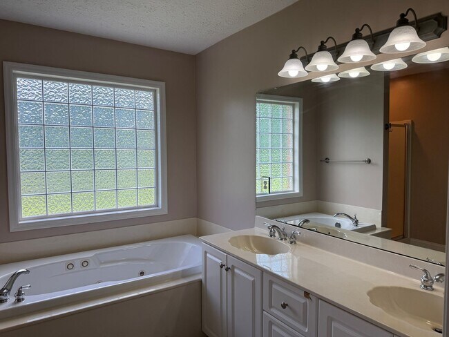 Building Photo - Beautiful Brick Home with Bonus Room in Desirable Berne Glade!