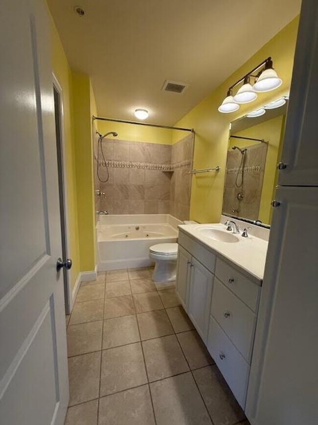 Building Photo - Experience the Heart of It All - at Mayfaire Townview!