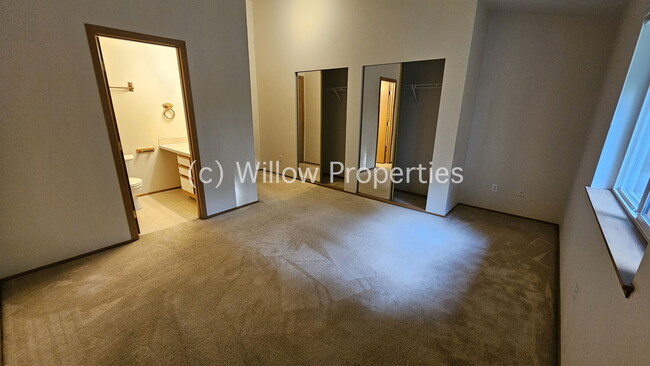 Building Photo - 3-Bedroom Duplex in Puyallup with 2 Full B...