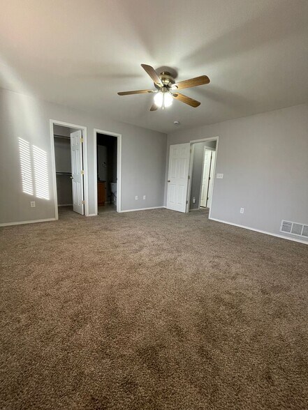 Building Photo - 6511 Stagecoach Ave