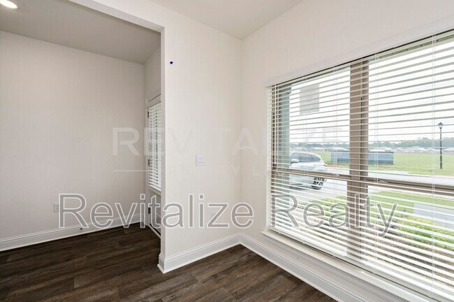 Building Photo - 13330 Shea Cir