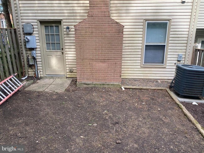 Building Photo - 5623 Gresham Ln