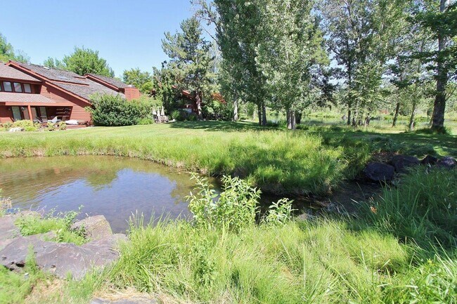 Building Photo - Premier End-Unit Condo in River Run