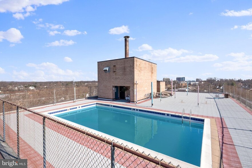 Roof top Pool - 3333 University Blvd W