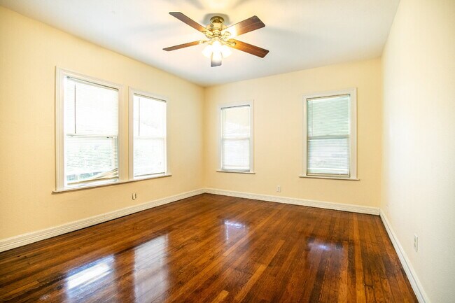 Building Photo - 3br / 2ba house in Woodlawn terrace, close...
