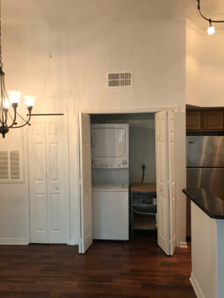 Building Photo - 8301 Elm Park Dr