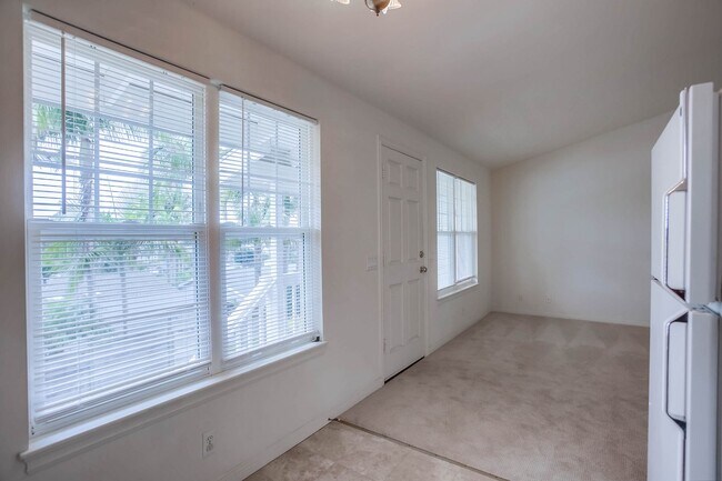 Building Photo - 1844 Dora Dr