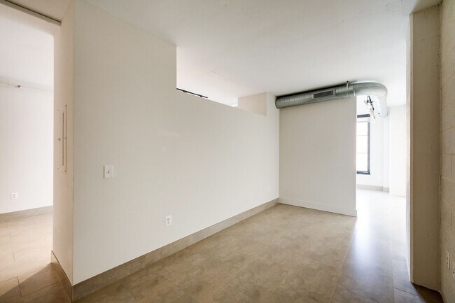 Building Photo - Move-in Ready 1BR 1BA at the Alta is a Min...